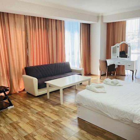 L Plaza Hotel Tiflis Exterior foto