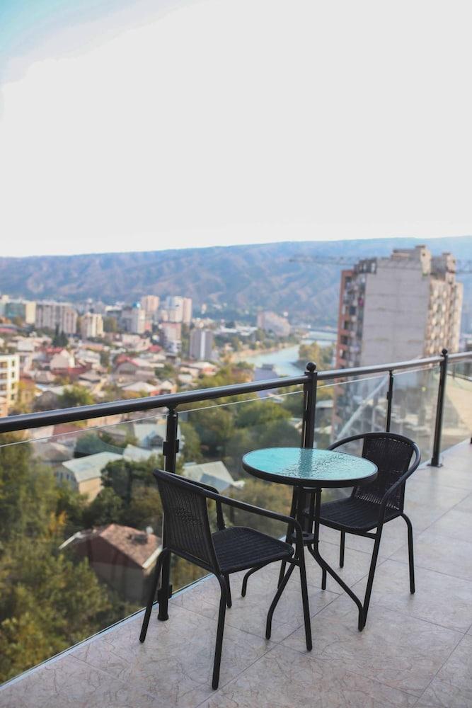 L Plaza Hotel Tiflis Exterior foto