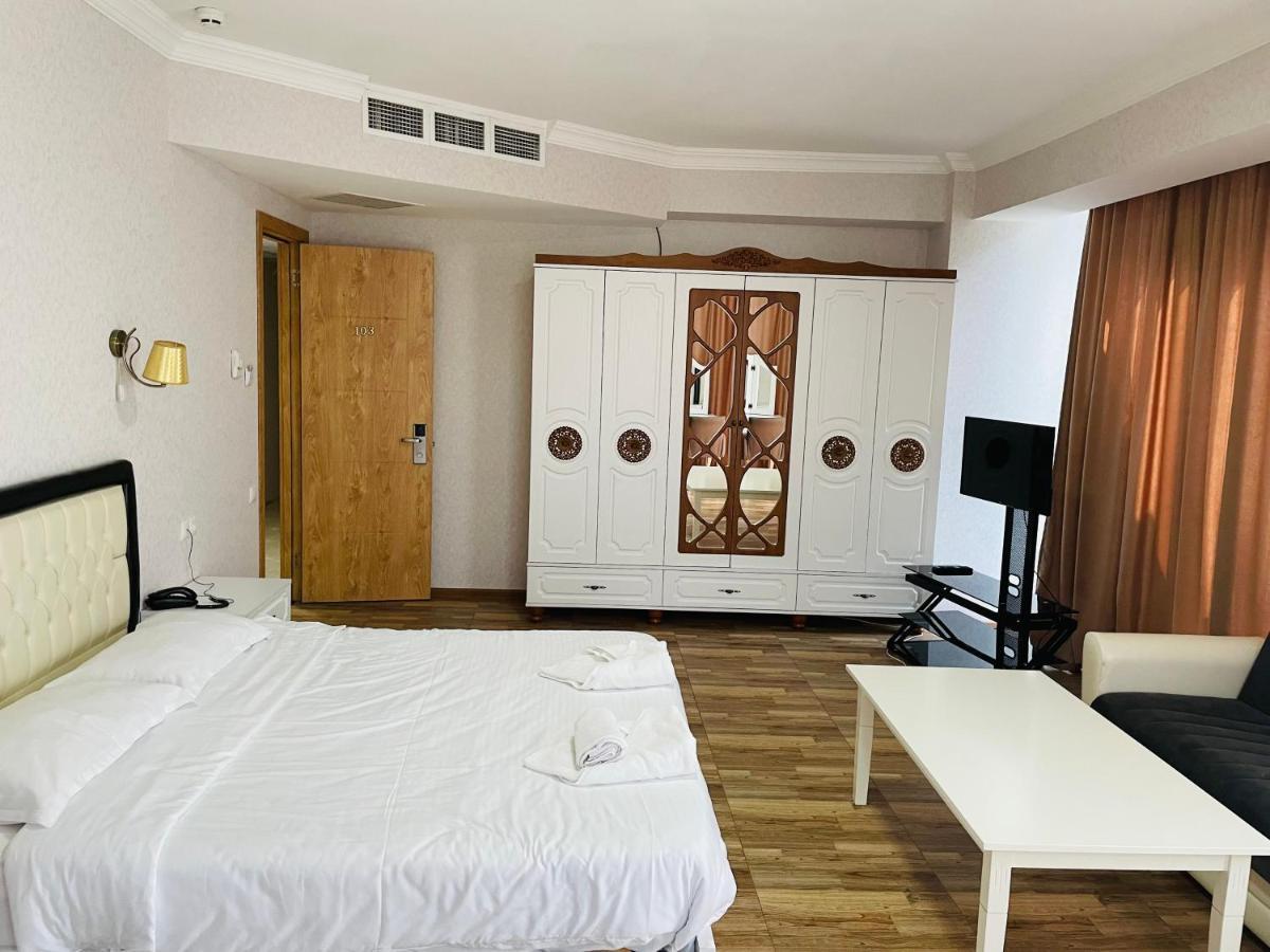 L Plaza Hotel Tiflis Exterior foto