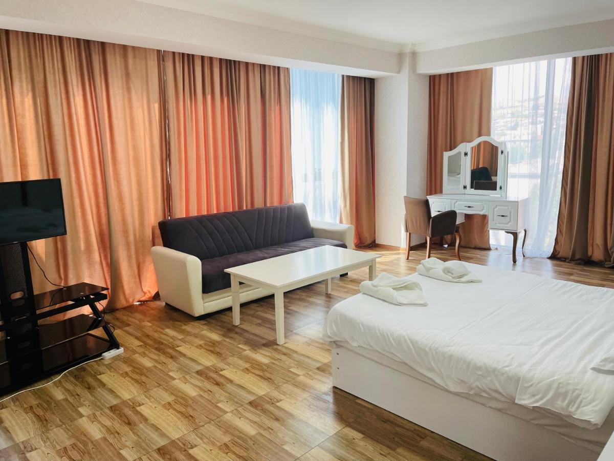 L Plaza Hotel Tiflis Exterior foto