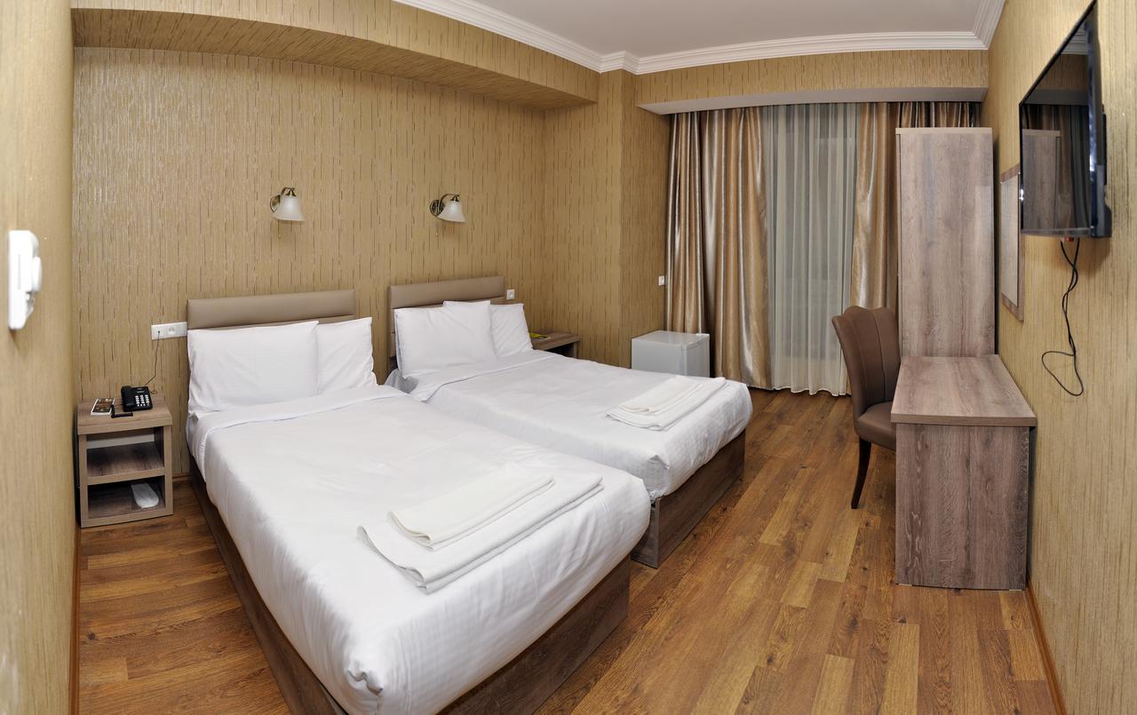 L Plaza Hotel Tiflis Exterior foto