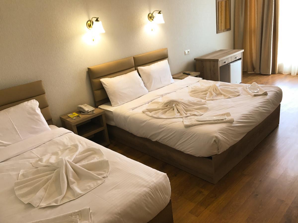 L Plaza Hotel Tiflis Exterior foto