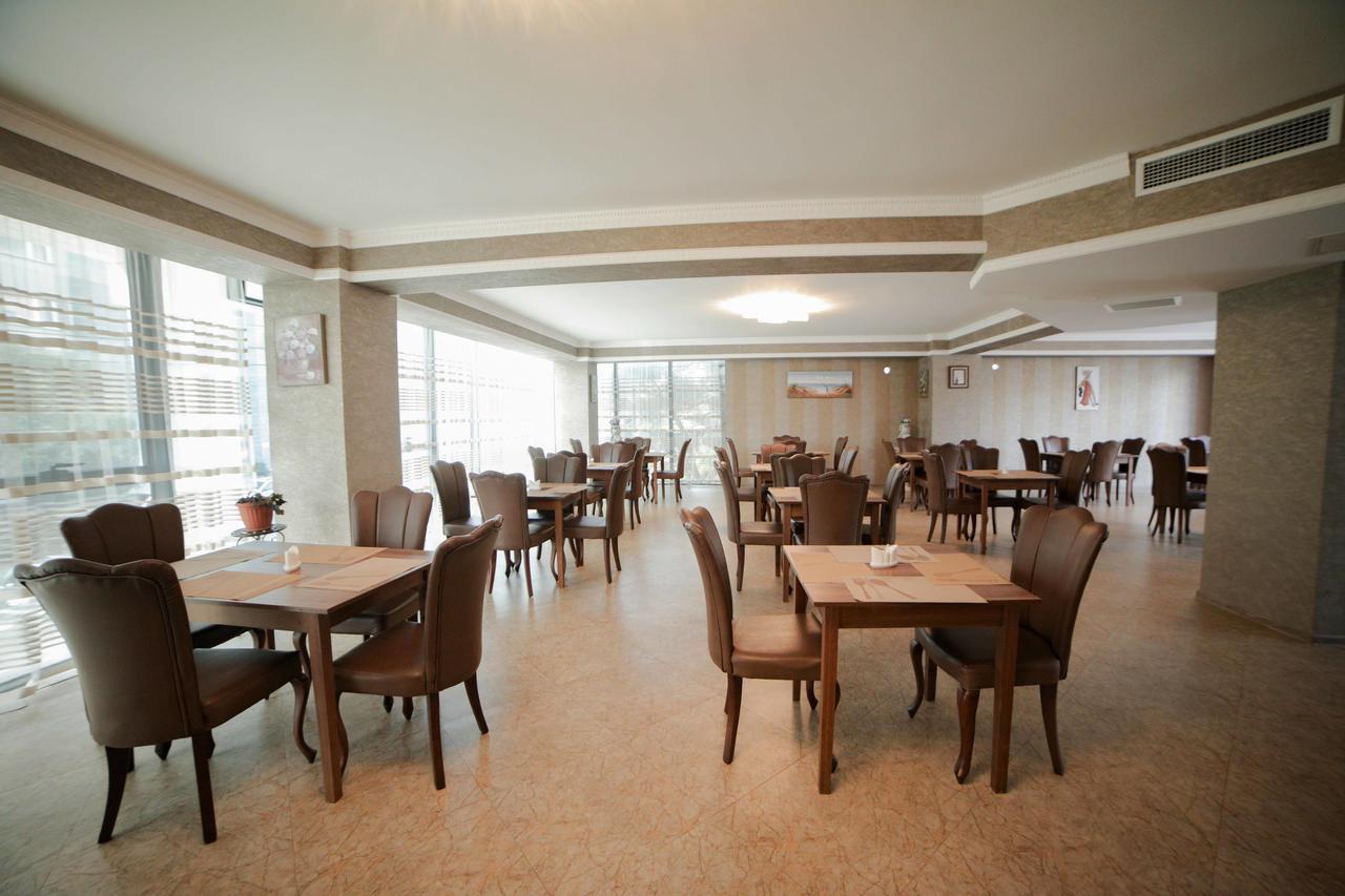 L Plaza Hotel Tiflis Exterior foto