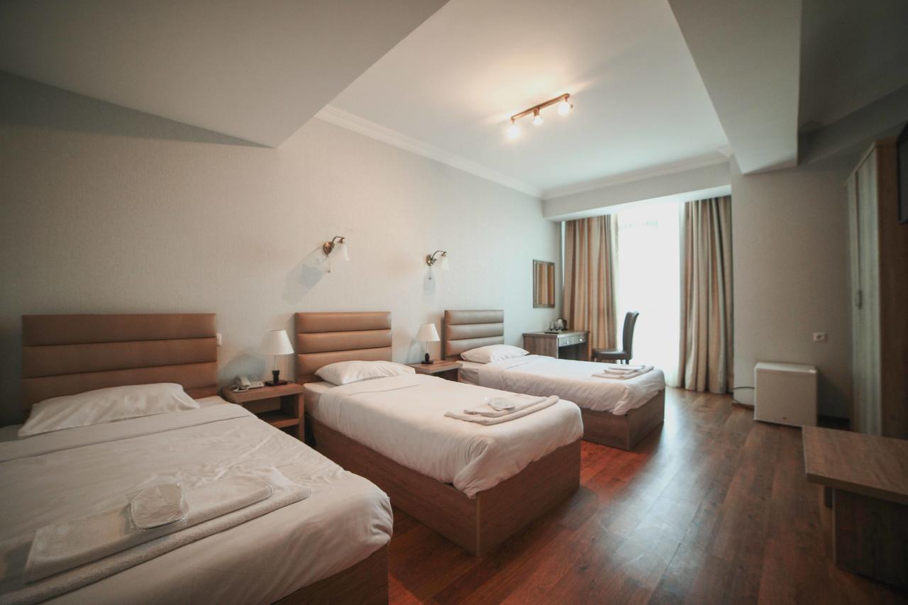 L Plaza Hotel Tiflis Exterior foto