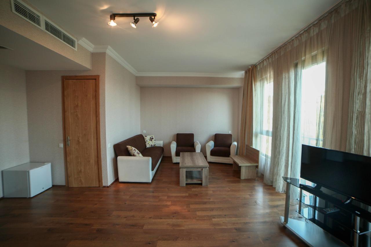 L Plaza Hotel Tiflis Exterior foto