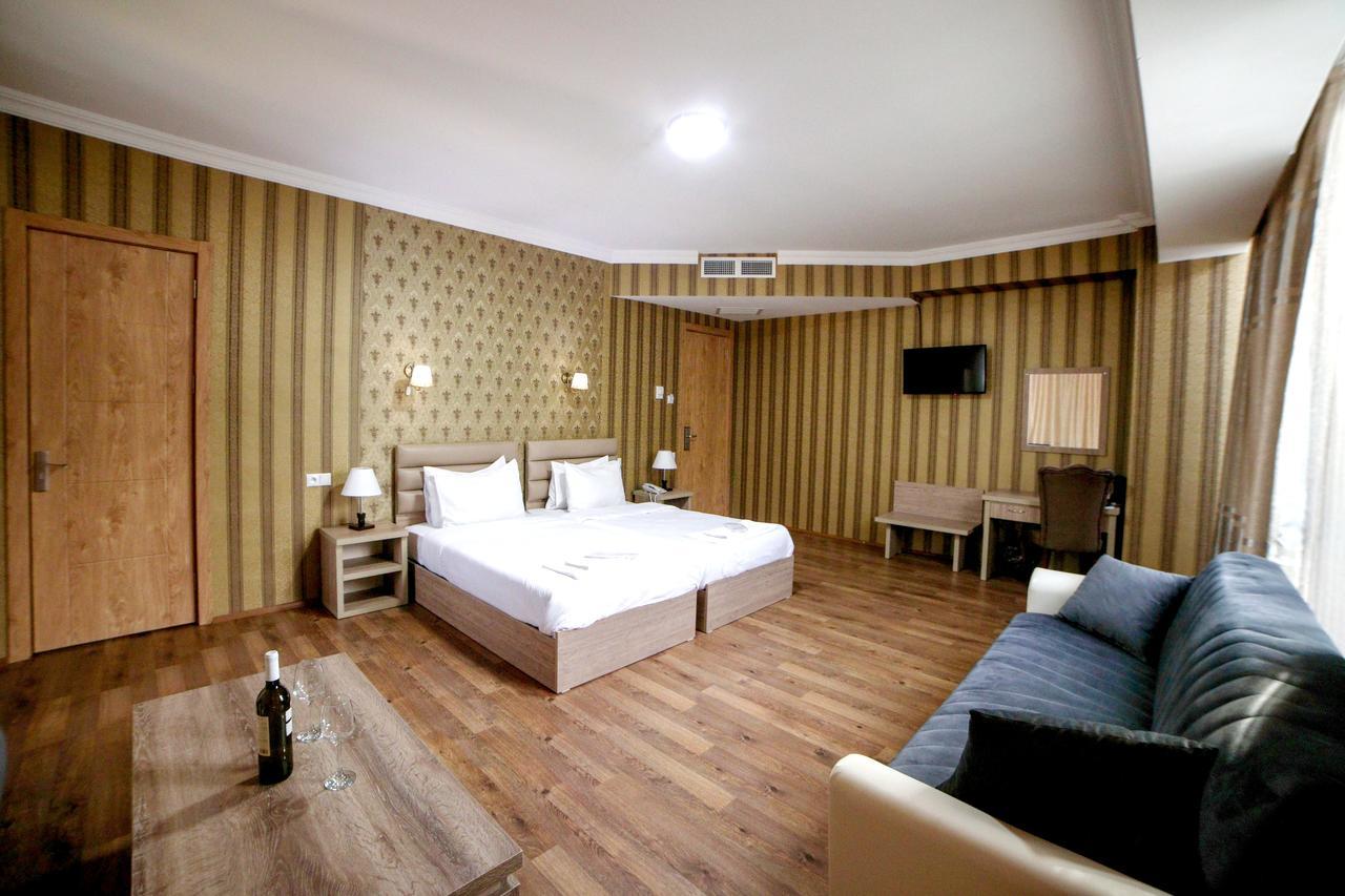 L Plaza Hotel Tiflis Exterior foto