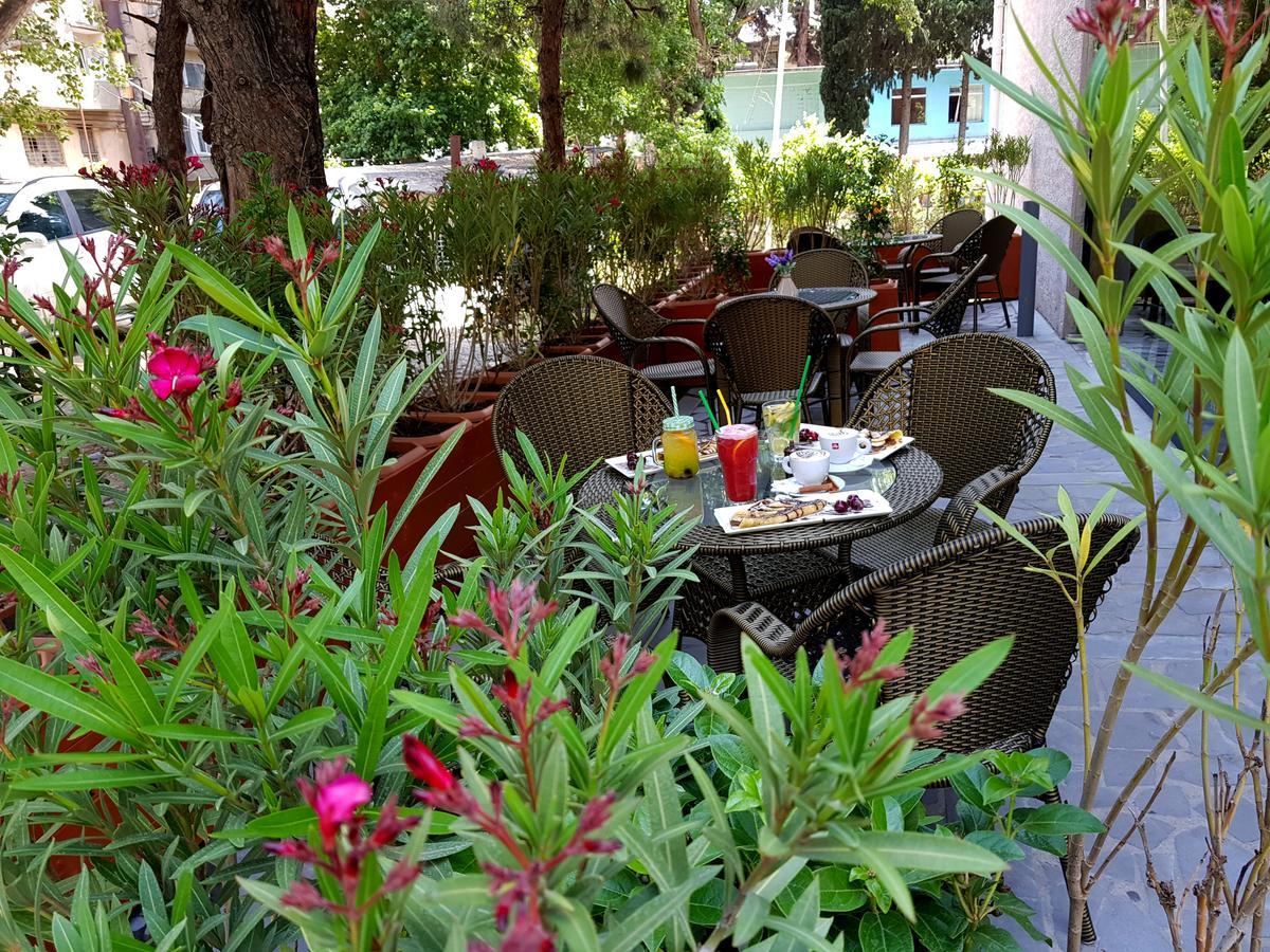 L Plaza Hotel Tiflis Exterior foto
