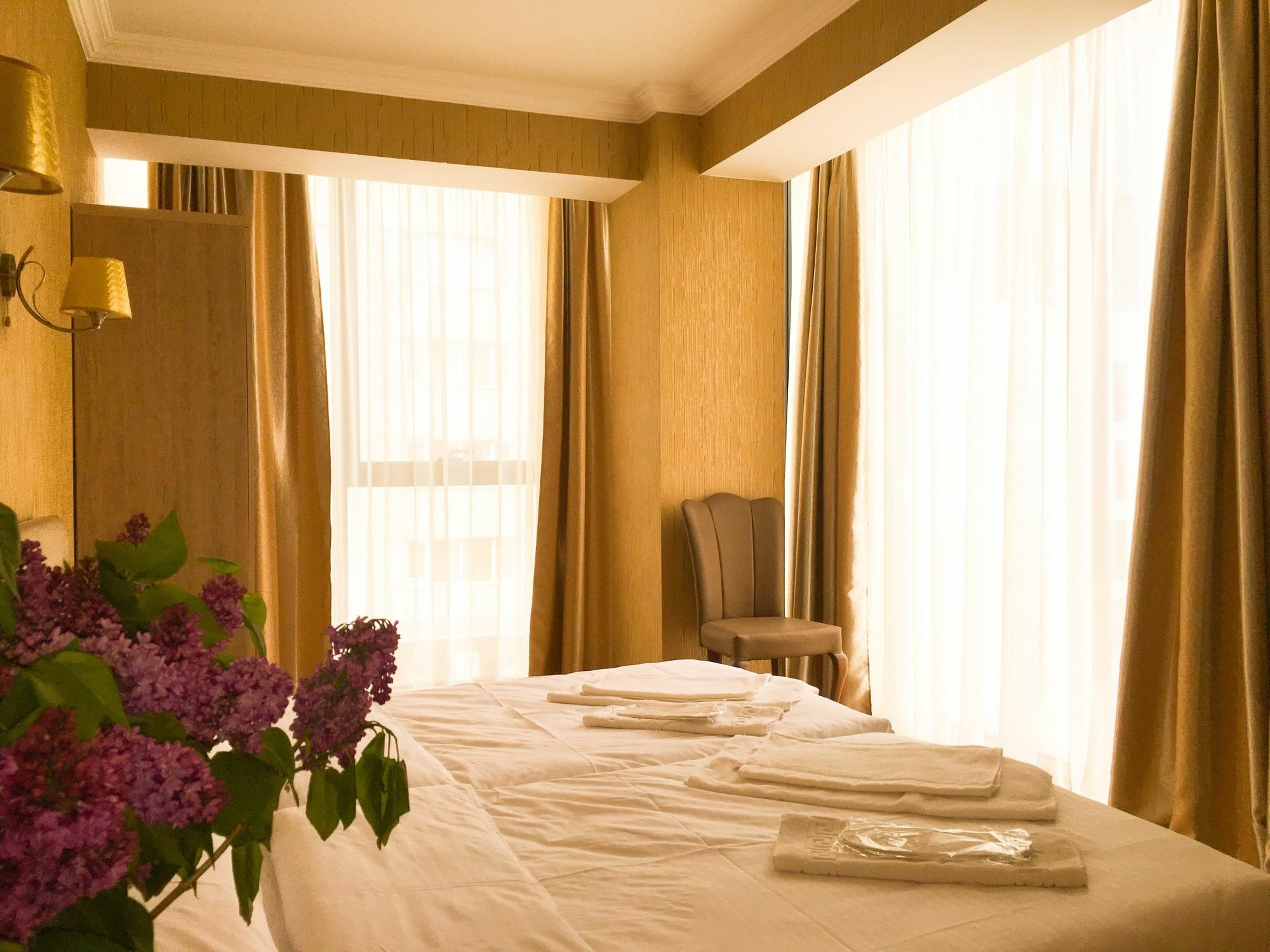 L Plaza Hotel Tiflis Exterior foto