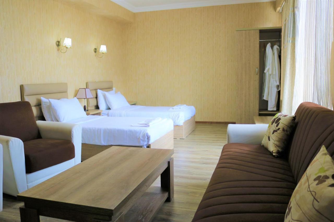 L Plaza Hotel Tiflis Exterior foto